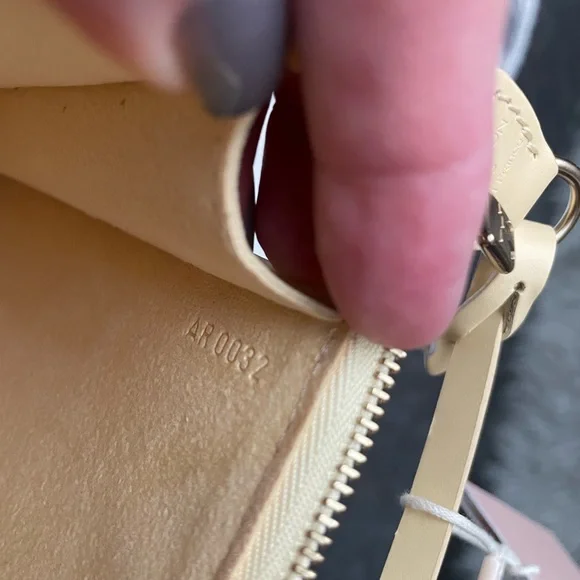 💎✨AUTHENTIC✨💎 Louis Vuitton Pochette Accessoires Epi Leather - Picture 5 of 10